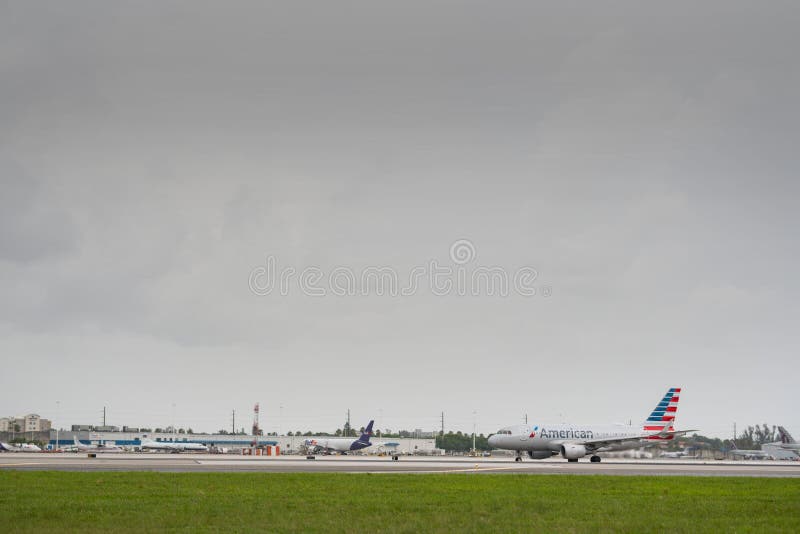 American Airlines-Straal bij de Internationale Luchthaven van Miami royalty-vrije stock afbeeldingen American Airlines-Straal bij de Internationale Luchthaven van Miami royalty-vrije stock afbeeldingen