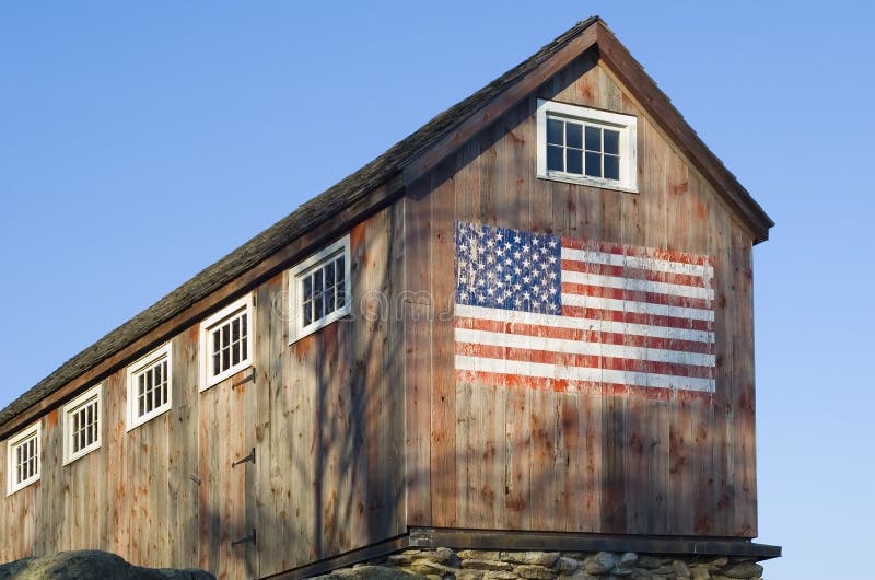 New England Fienile con la bandiera Americana dipinta sul lato.