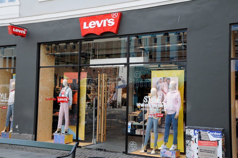 CHAIN LEVIS STORE in DENMARK Editorial - Image danmark, stroget: 114348056