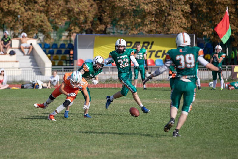 Jogo De Futebol Americano Com Os Jogadores No Estádio. Competições De Futebol  Americano Stallions Kyiv - Hurricanes Minsk 08.09.2019 Foto Royalty Free,  Gravuras, Imagens e Banco de fotografias. Image 137103062