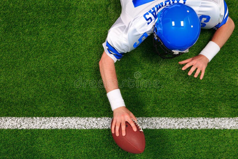 Réžia foto American football player robiť jednou rukou touchdown.