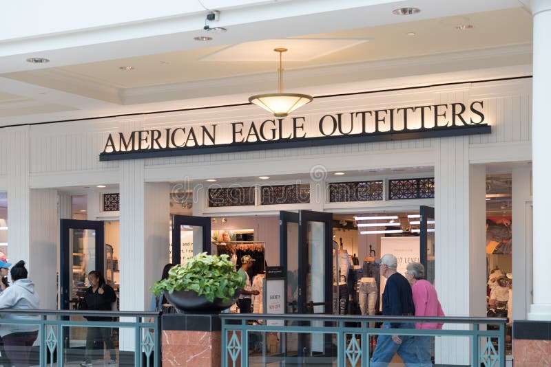 Americano Eagle Logo On Store Front imagen de archivo libre de regalías Americano Eagle Logo On Store Front imagen de archivo libre de regalías