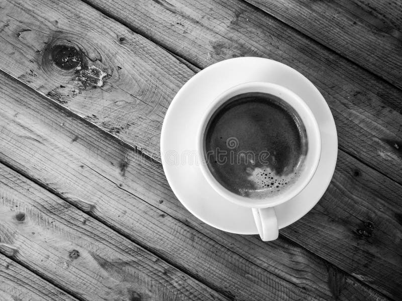 Americano-Kaffee, auf hölzerner Tabelle lizenzfreies stockbild Americano-Kaffee, auf hölzerner Tabelle lizenzfreies stockbild