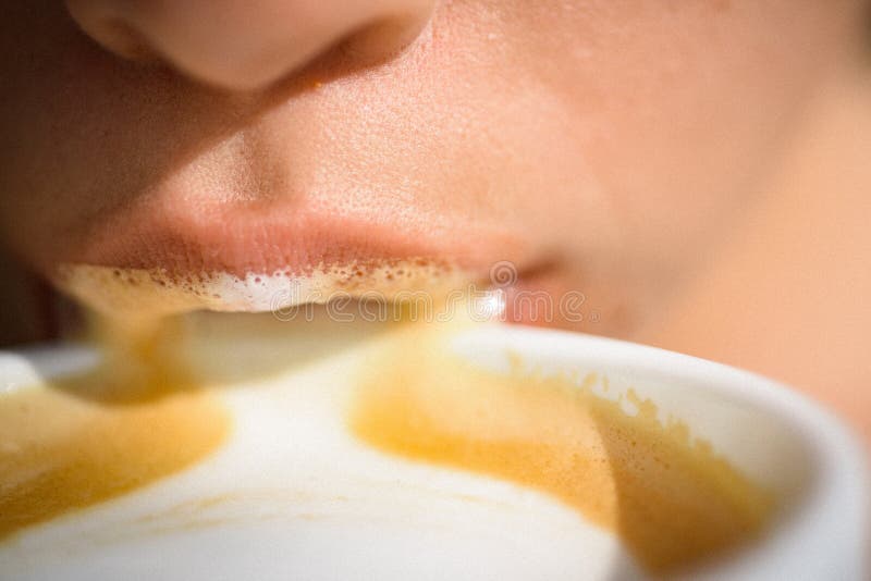 Americano ή espresso latte του κοριτσιού Αρχική ημέρα με τις καλές ειδήσεις Η γυναίκα πίνει τον καφέ από το φλυτζάνι τέλειο πρωί στοκ εικόνες