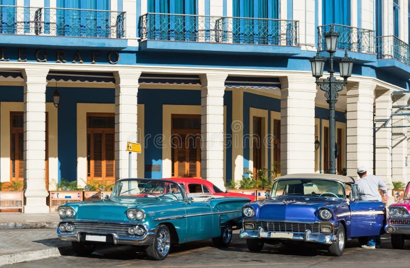 Amerikaans blauw Chevrolet convertibel en munt de klassieke die auto van Mercury op de straat in de Rapportage van Havana City Cu royalty-vrije stock afbeeldingen Amerikaans blauw Chevrolet convertibel en munt de klassieke die auto van Mercury op de straat in de Rapportage van Havana City Cu royalty-vrije stock afbeeldingen