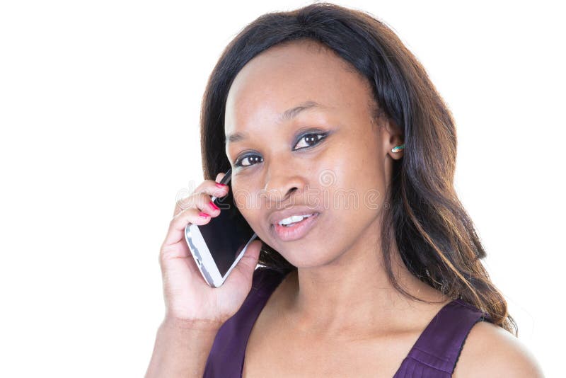 Amerikaanse Afrikaanse vrouwen sprekende telefoon op witte achtergrond in mobiel communicatiemiddel stock foto's Amerikaanse Afrikaanse vrouwen sprekende telefoon op witte achtergrond in mobiel communicatiemiddel stock foto's