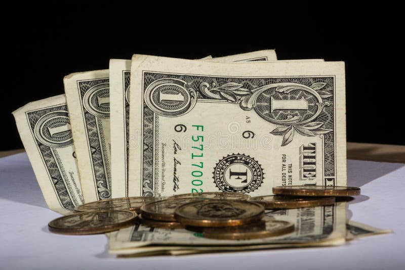 Amerikaanse dollarnota en muntstukken royalty-vrije stock afbeelding Amerikaanse dollarnota en muntstukken royalty-vrije stock afbeelding