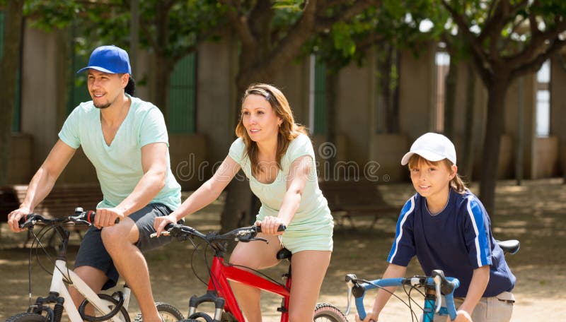 Amerikaanse familie berijdende fietsen in parksamenhorigheid stock afbeeldingen Amerikaanse familie berijdende fietsen in parksamenhorigheid stock afbeeldingen