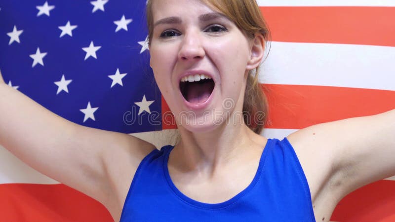 Amerikaanse Jonge Vrouw die terwijl het houden van de vlag van Amerika in Langzame Motie vieren royalty-vrije stock afbeeldingen Amerikaanse Jonge Vrouw die terwijl het houden van de vlag van Amerika in Langzame Motie vieren royalty-vrije stock afbeeldingen