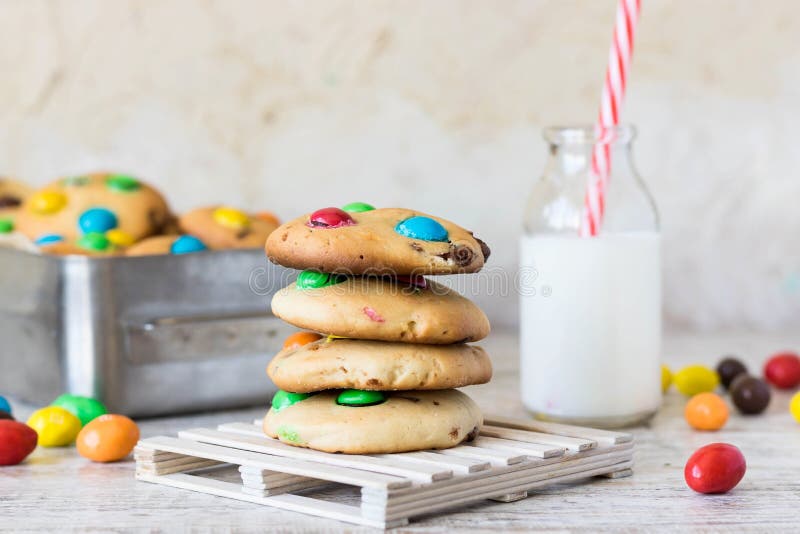 Amerikaanse koekjes met kleurrijke chocoladesnoepjes stock afbeeldingen Amerikaanse koekjes met kleurrijke chocoladesnoepjes stock afbeeldingen