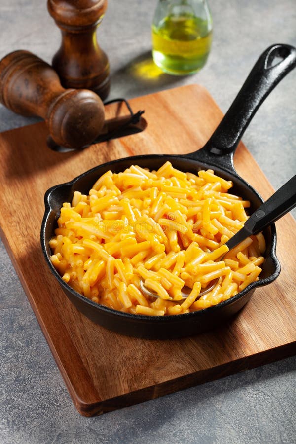 Amerikaanse kreamy macaroni en kaas pasta stock fotografie