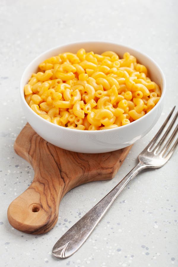 Amerikaanse kreamy macaroni en kaas pasta royalty-vrije stock afbeeldingen