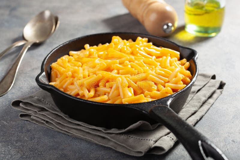 Amerikaanse kreamy macaroni en kaasdeegwaren royalty-vrije stock afbeeldingen