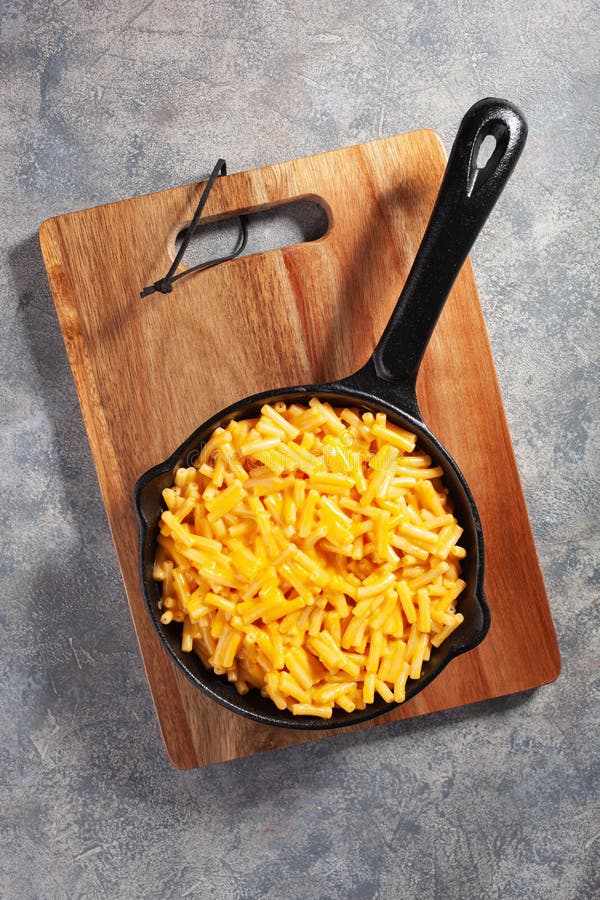 Amerikaanse kreamy macaroni en kaasdeegwaren stock fotografie