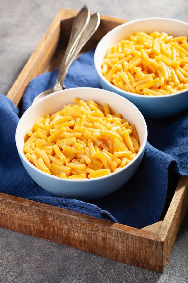 Amerikaanse kreamy macaroni en kaasdeegwaren stock afbeeldingen