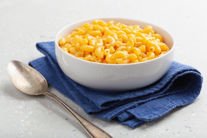 Amerikaanse romige macaroni en kaas pasta stock foto