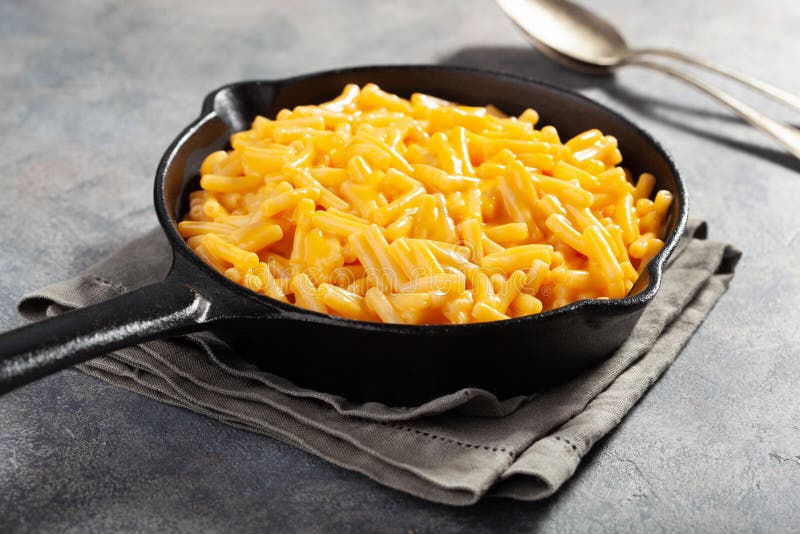 Amerikaanse kreamy macaroni en kaasdeegwaren stock afbeelding