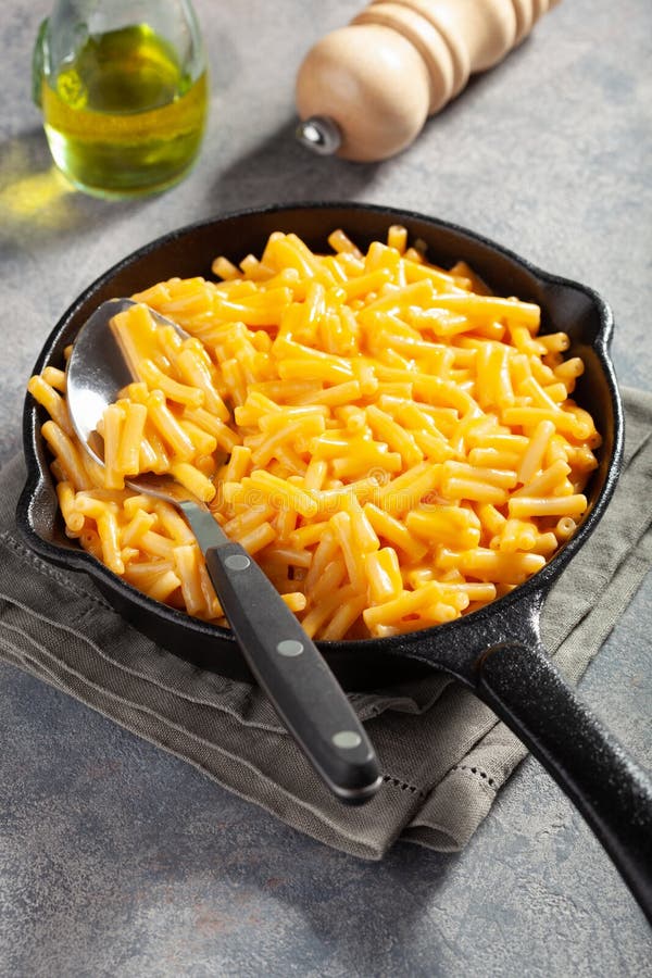 Amerikaanse kreamy macaroni en kaasdeegwaren stock fotografie