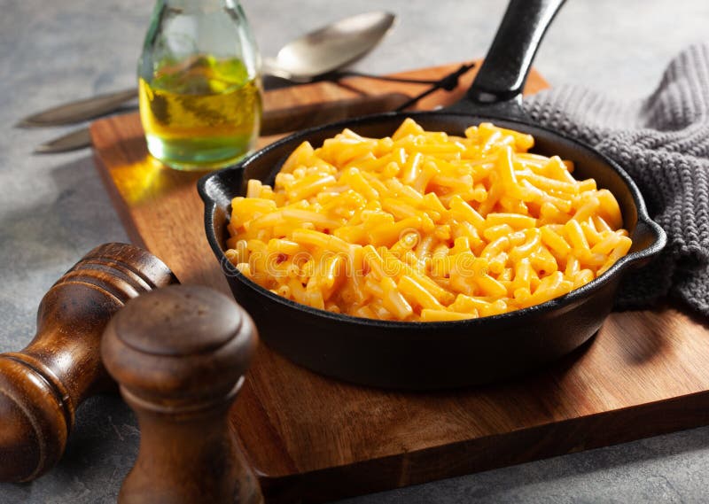 Amerikaanse kreamy macaroni en kaasdeegwaren royalty-vrije stock fotografie