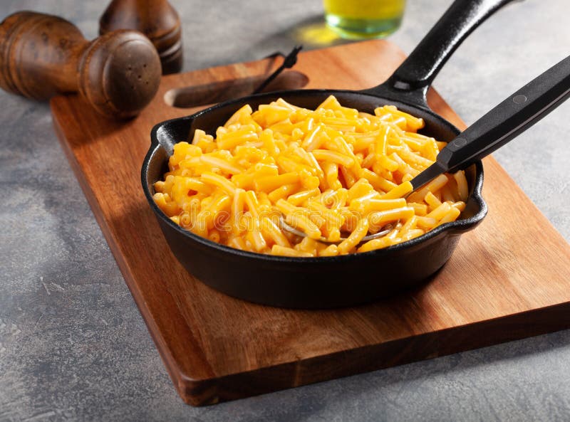 Amerikaanse kreamy macaroni en kaasdeegwaren stock foto's