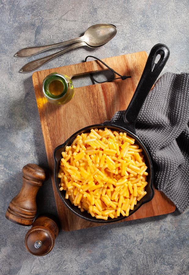 Amerikaanse kreamy macaroni en kaasdeegwaren royalty-vrije stock foto