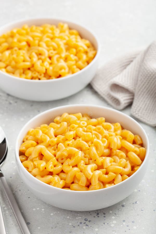 Amerikaanse kreamy macaroni en kaasdeegwaren stock foto's