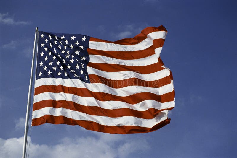 Amerikaanse Vlag die van vlaggestok vliegt