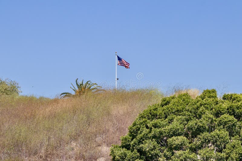 Amerikaanse vlag op een heuvel stock foto's Amerikaanse vlag op een heuvel stock foto's
