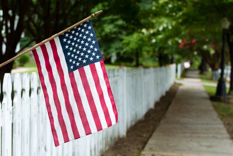 Amerikaanse vlag op een piketomheining stock foto Amerikaanse vlag op een piketomheining stock foto