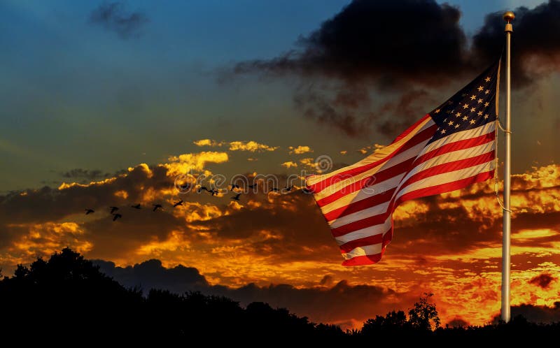 Amerikaanse vlag op vlaggestok die in de wind Amerikaanse vlag golven voor heldere hemel