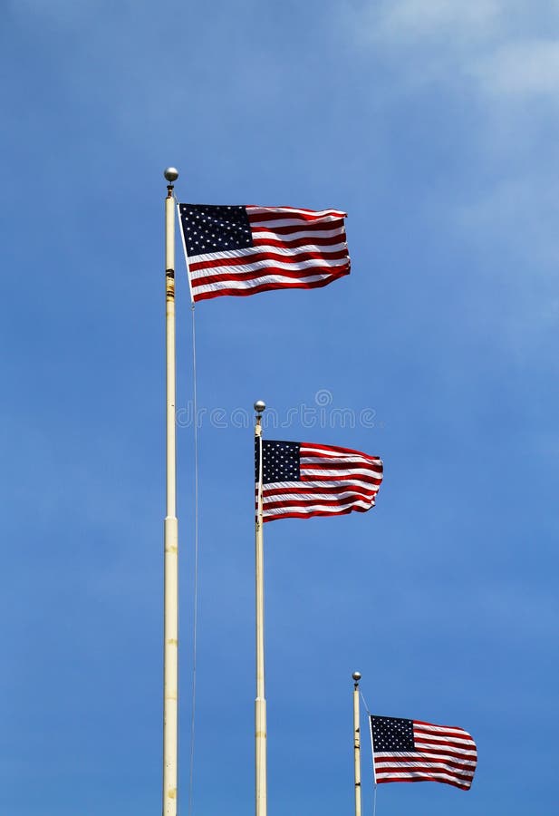 Amerikaanse vlaggen die hoog vliegen royalty-vrije stock afbeelding Amerikaanse vlaggen die hoog vliegen royalty-vrije stock afbeelding
