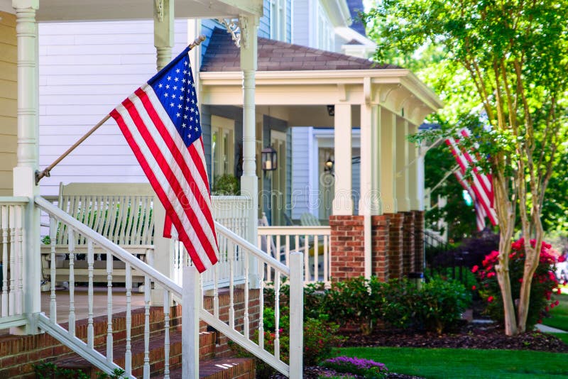 Amerikaanse Vlaggen op Front Porches