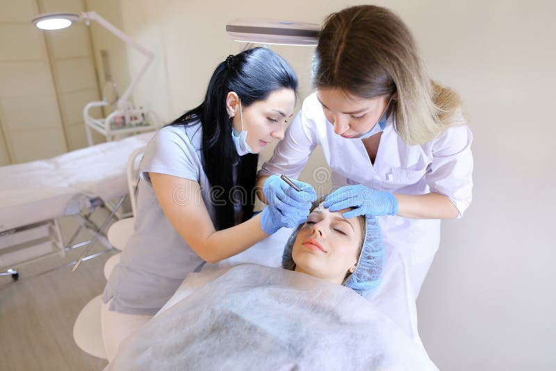 Download Amerikaanse Vrouw Die Professionele Dermatoloog En Cosmetologist Voor Permanente Make-up Bezoeken Stock Foto - Afbeelding bestaande uit ooglid, inkt: 114226522