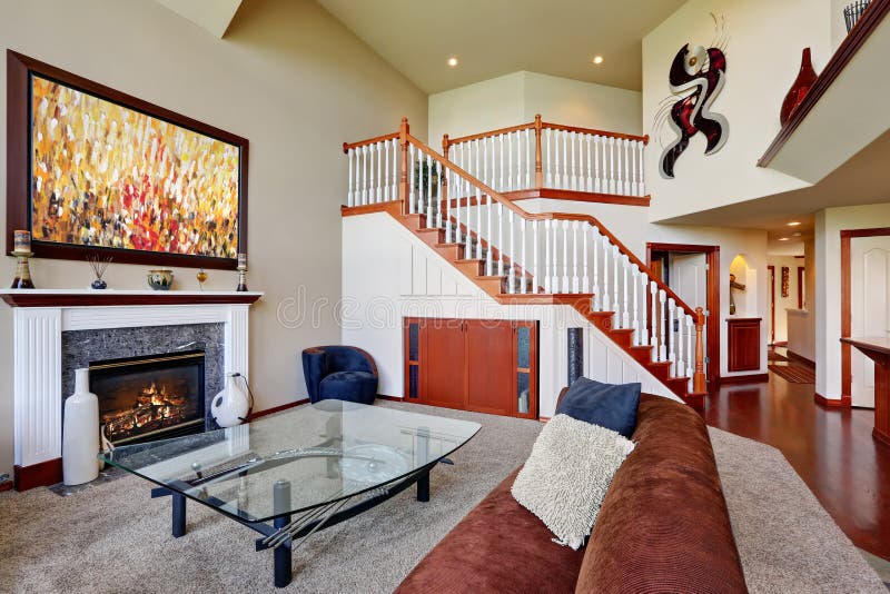Elegante Trap Met Wit Traliewerk In Modern Huis Stock Foto ...