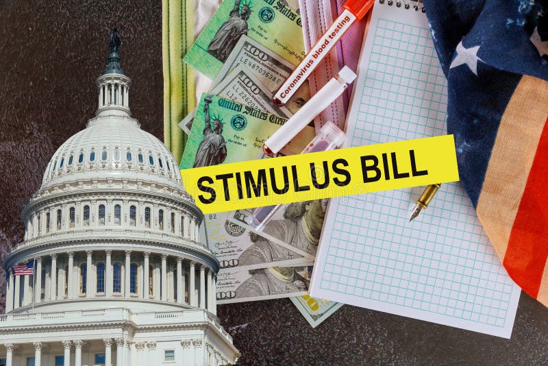 Amerikanen ontvangen noodbetalingen als stimulans om Amerikaanse biljetten van 100 dollar te controleren Global pandemic Covid 19 stock foto Amerikanen ontvangen noodbetalingen als stimulans om Amerikaanse biljetten van 100 dollar te controleren Global pandemic Covid 19 stock foto