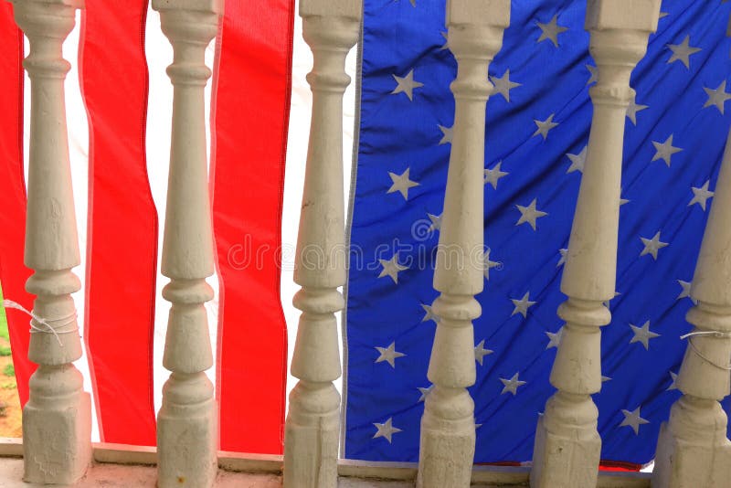 Amerikanische Flagge auf altem Portal stockfoto Amerikanische Flagge auf altem Portal stockfoto
