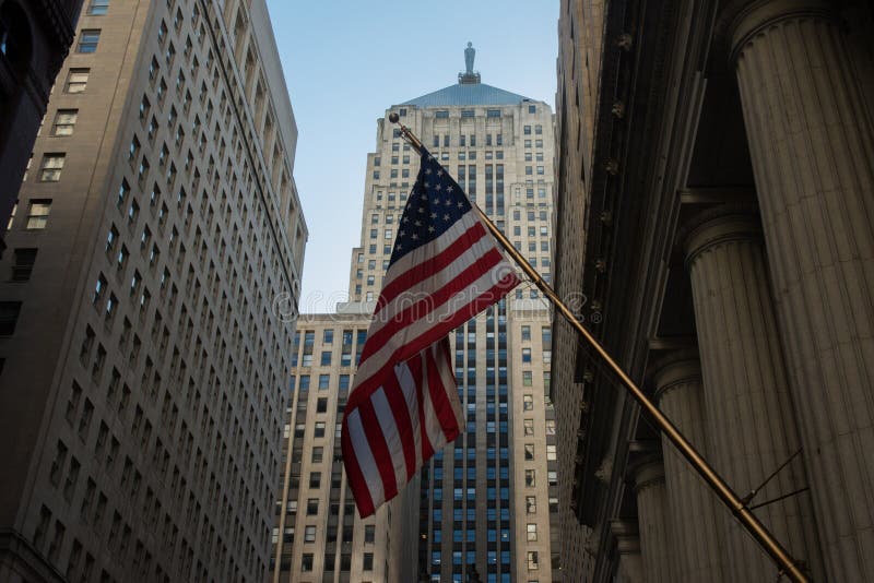 Amerikanische Flagge auf Lasalle-Straße stockfotografie Amerikanische Flagge auf Lasalle-Straße stockfotografie