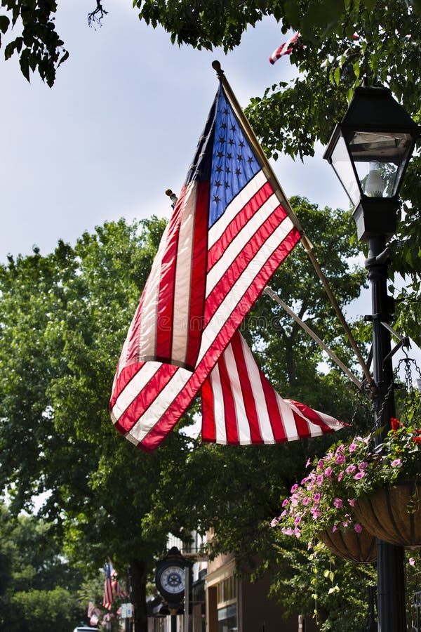 Amerikanische Flaggen, die in Warrenton Virginia in Fauquier County fliegen lizenzfreie stockfotos Amerikanische Flaggen, die in Warrenton Virginia in Fauquier County fliegen lizenzfreie stockfotos