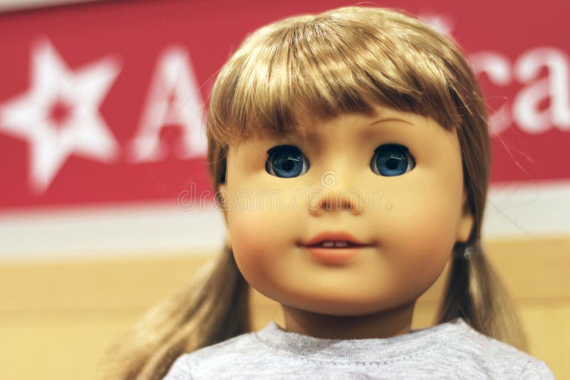 Schliessen Sie Die Amerikanischen Madchen Puppen Ab Die Auf Anzeige Eingestellt Werden Redaktionelles Foto Bild Von Kind Lockig 46885031