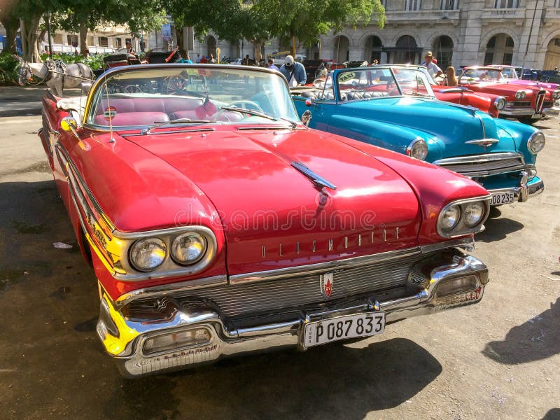 Amerikanische Oldtimer der Weinlese parkten in der Hauptstraße von altem Havana, Kuba stockbild Amerikanische Oldtimer der Weinlese parkten in der Hauptstraße von altem Havana, Kuba stockbild