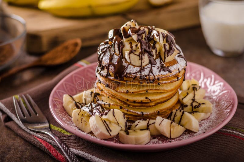 Amerikanische Pfannkuchen Mit Banane, Schokolade Stockbild - Bild von ...