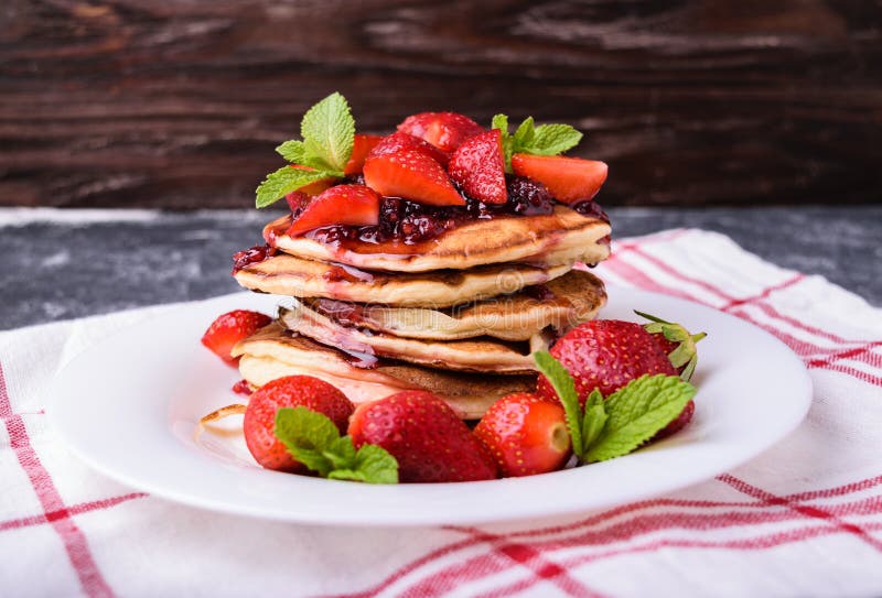 Amerikanische Pfannkuchen Mit Stau Und Frischen Erdbeeren Stockbild ...