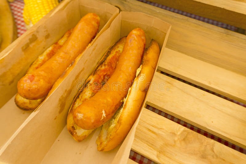 Amerikanische Wurst Ist Traditionelles Sandwich Hausgemacht Fur Jede Mahlzeit Der Kostliche Braune Grillhund Mit Gegrilltem Brot Stockfoto Bild Von Mehl Mittagessen 167611852