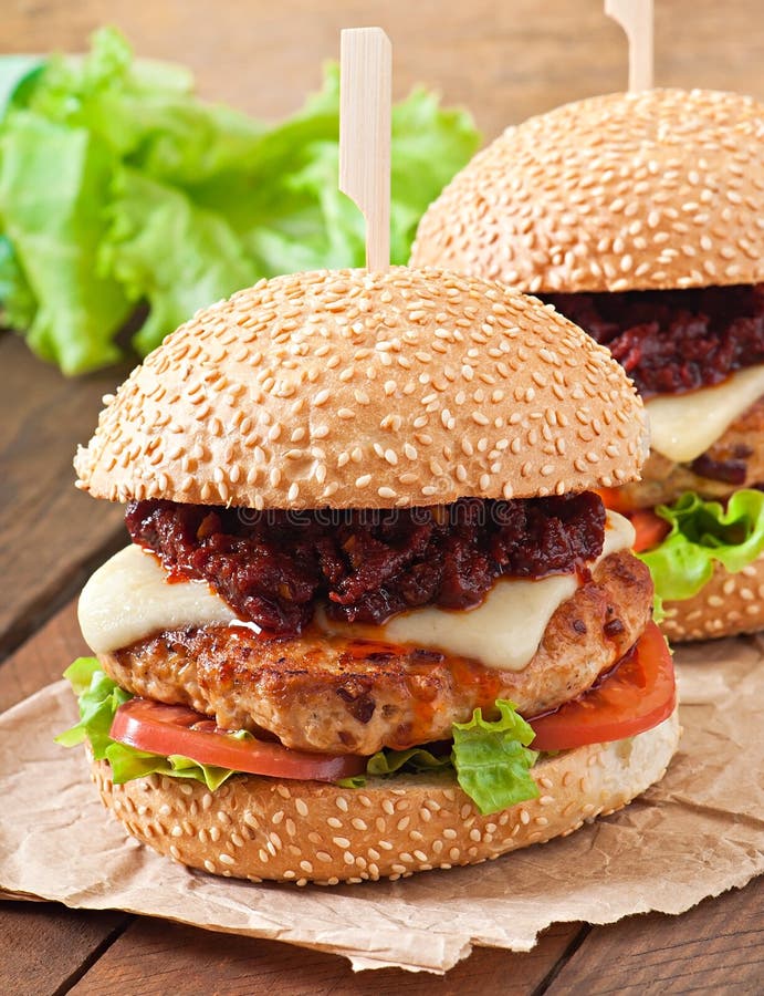 Amerikanischer Burger Mit Huhn Und Speck Stockfoto - Bild von ...