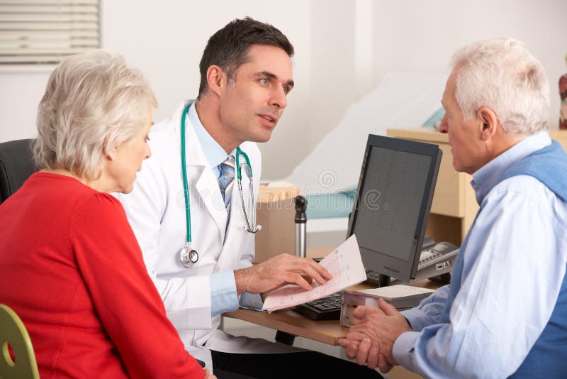 Amerikanischer Doktor, der mit älteren Paaren spricht stockfoto Amerikanischer Doktor, der mit älteren Paaren spricht stockfoto