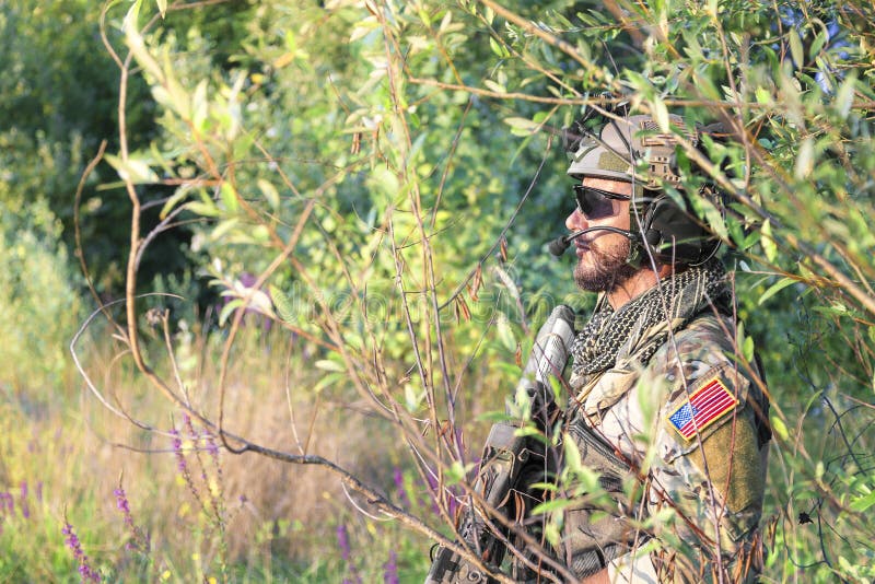 Amerikanischer Soldat in den Büschen lizenzfreie stockbilder Amerikanischer Soldat in den Büschen lizenzfreie stockbilder