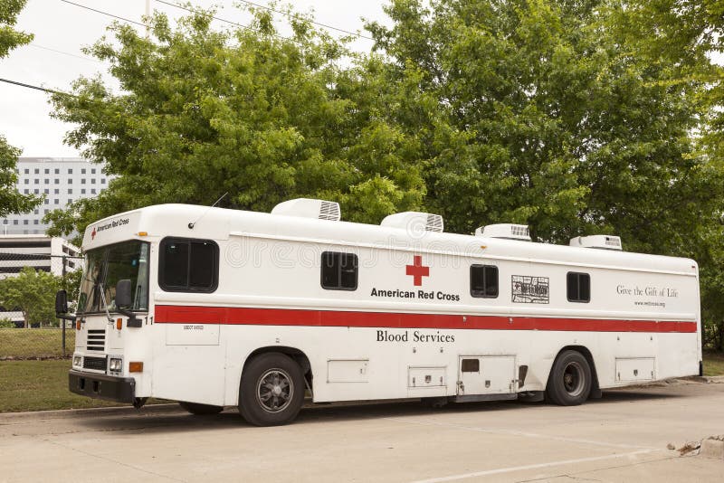Amerikanisches Blut-Service-Fahrzeug des roten Kreuzes stockbilder Amerikanisches Blut-Service-Fahrzeug des roten Kreuzes stockbilder