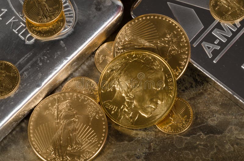 Amerikanisches Gold Eagle u. Büffel auf Silberbarren stockfotografie Amerikanisches Gold Eagle u. Büffel auf Silberbarren stockfotografie