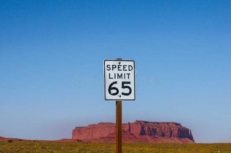 Amerikanisches Verkehrsschild US - Höchstgeschwindigkeit 65 MPH lizenzfreie stockfotos Amerikanisches Verkehrsschild US - Höchstgeschwindigkeit 65 MPH lizenzfreie stockfotos