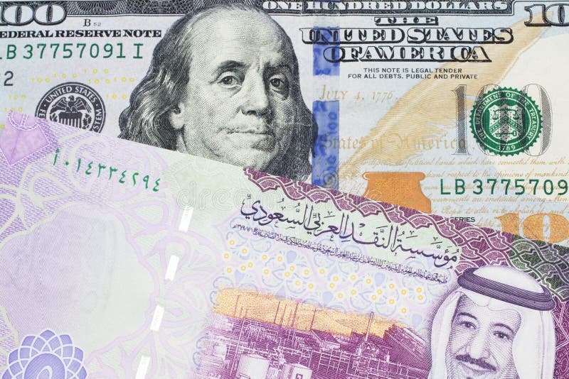 Amerikansk 100-dollarsedel med en färgstark 5-riyalsedel från saudi arabia royaltyfria bilder